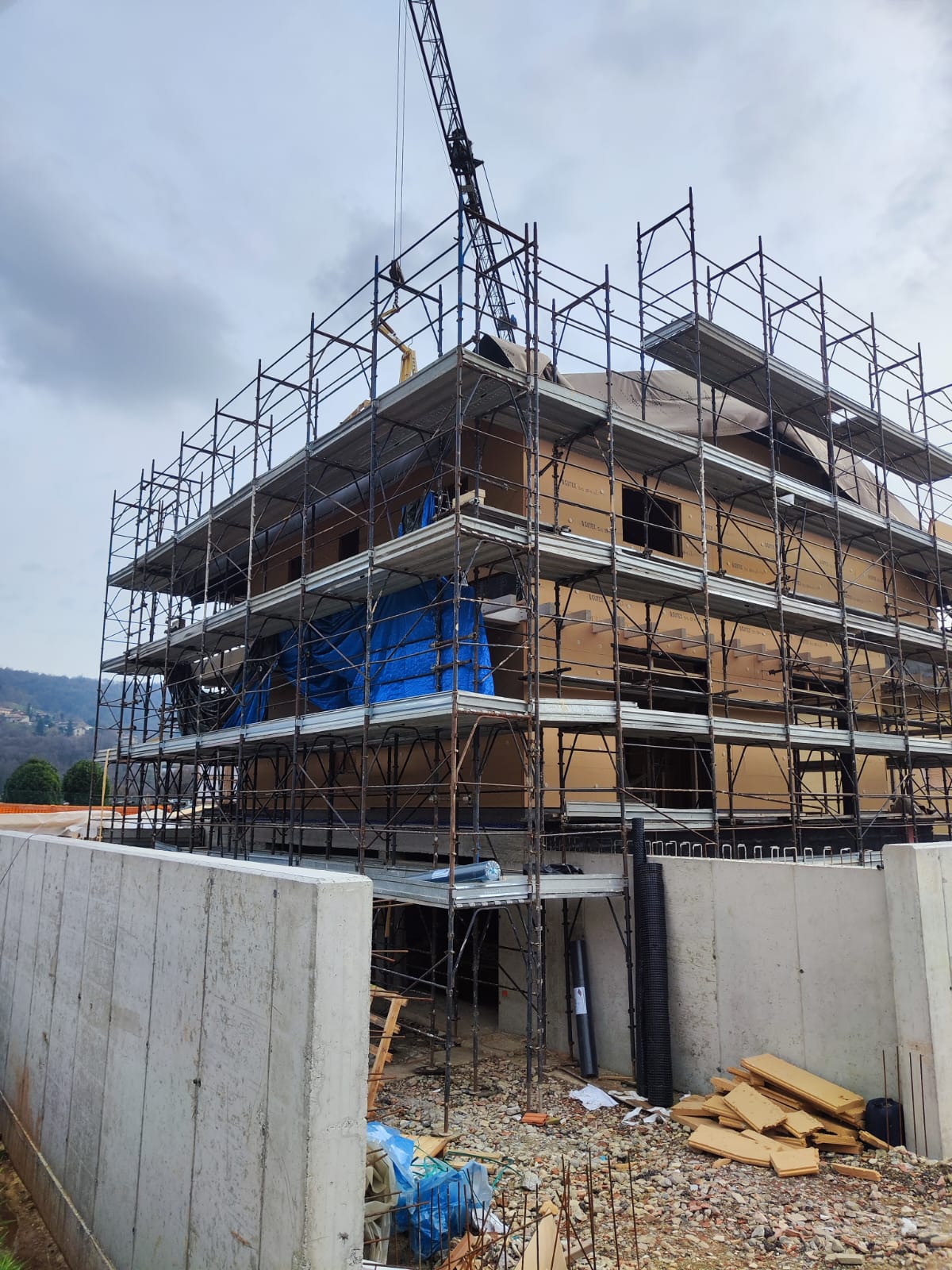 L'edificio con il ponteggio e la gru